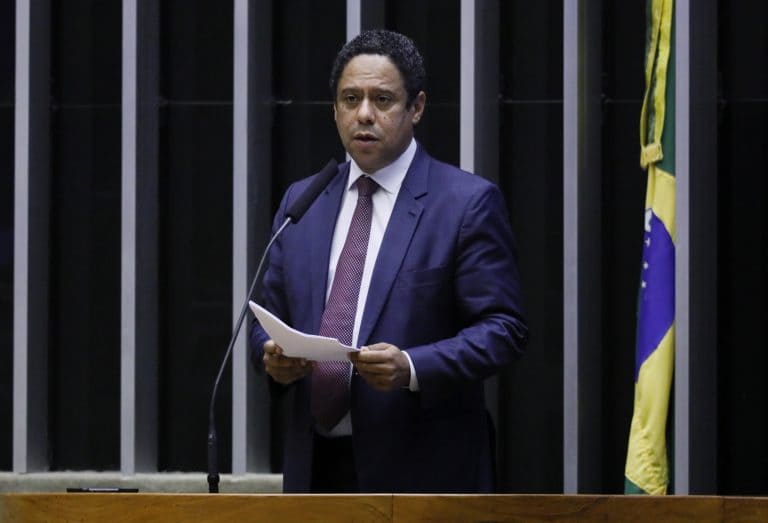 Câmara aprova MP que reduz jornada e salários
