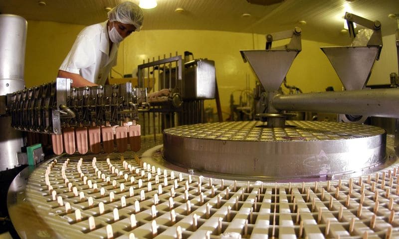 Produção industrial desaba 18,8% e registra a sua maior queda