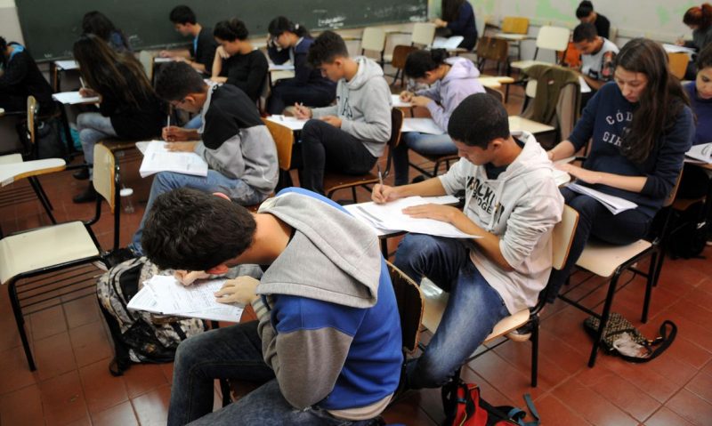 Ensino médio no país não atinge a meta prevista, diz MEC