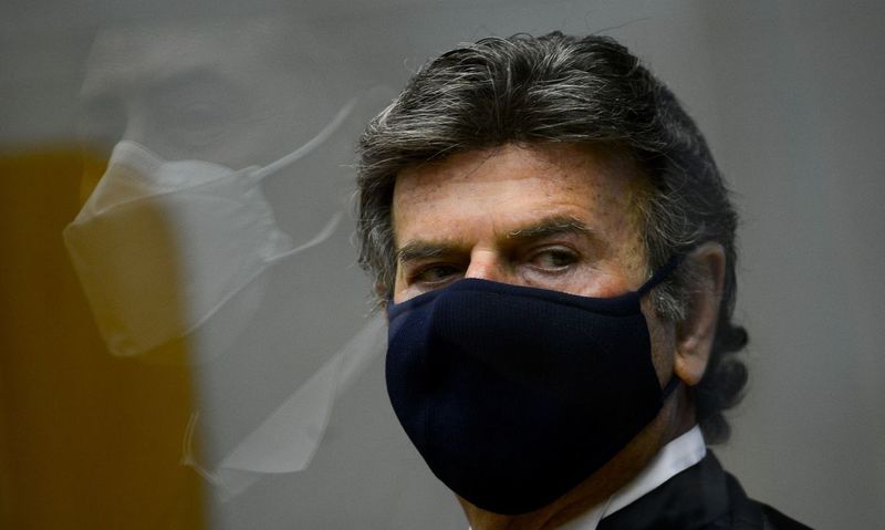 Fux assume o STF e critica judicialização da política