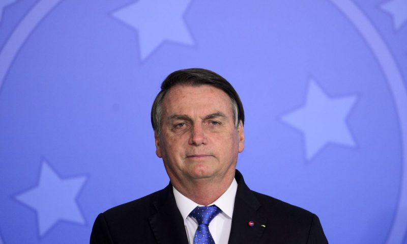 Bolsonaro diz que governo não vai comprar vacina