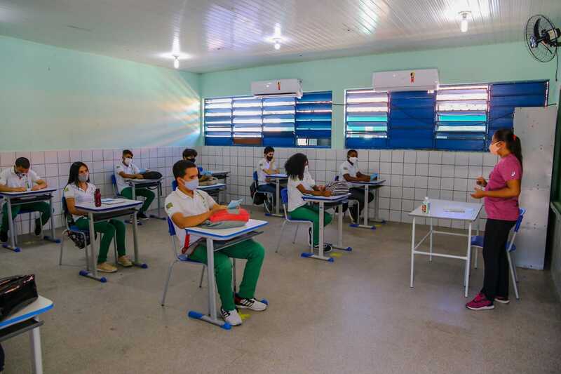 Só 70 escolas do estado retomam aulas presenciais