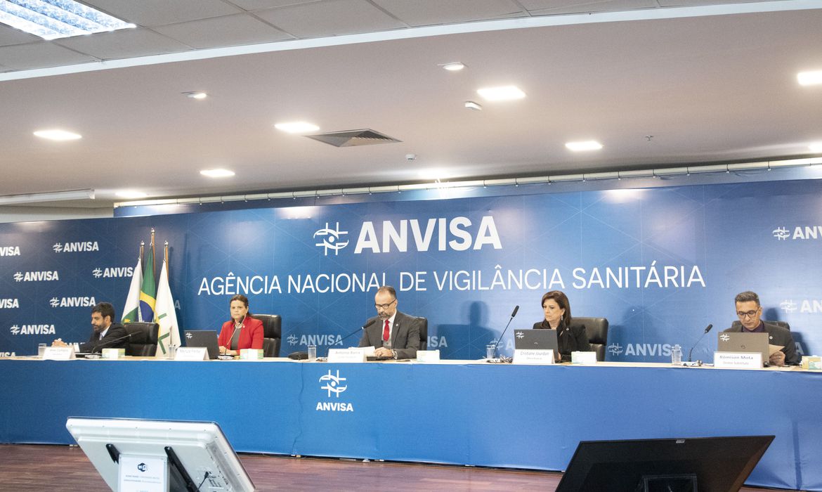 Anvisa aprova uso emergencial das vacinas CovonaVac e Oxford