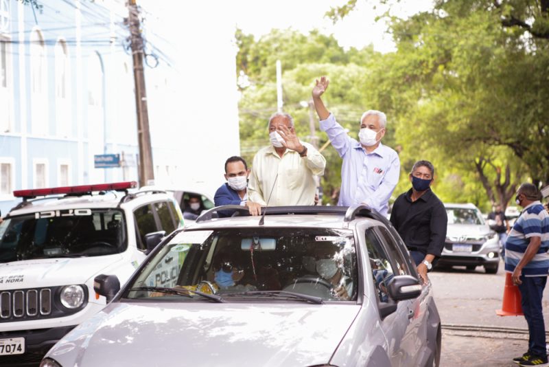 Dr. Pessoa chega à sede da prefeitura em carro aberto