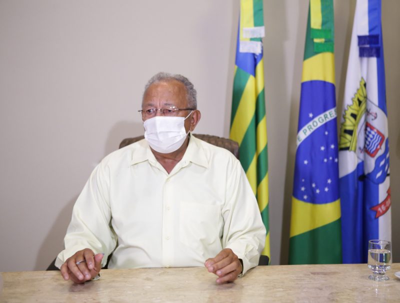 Dr. Pessoa chega à sede da prefeitura em carro aberto