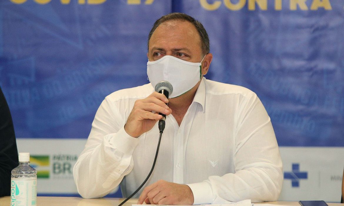 População deve manter afastamento social, diz Pazuello