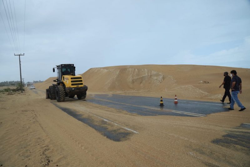 Dunas impedem tráfego de veículos em estrada do litoral