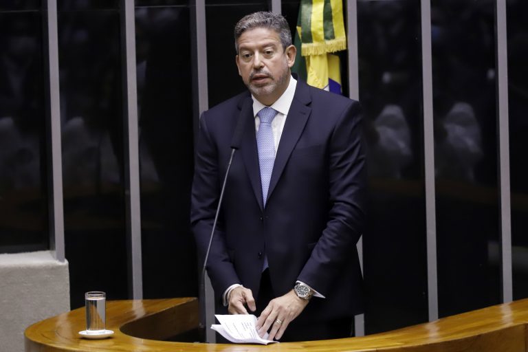 Arthur Lira, aliado de Bolsonaro, é eleito presidente da Câmara