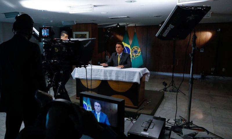 Bolsonaro promete vacina para todos até fim do ano