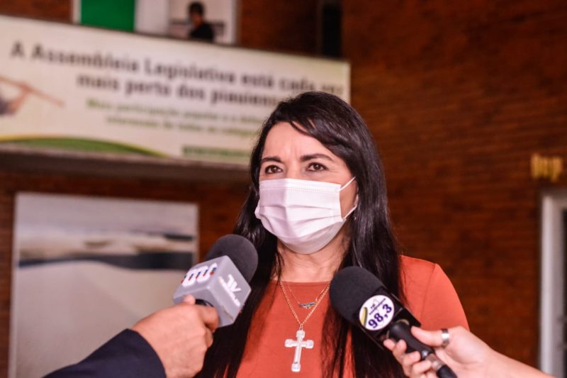 Teresa Britto defende licença para servidoras vítimas de violência