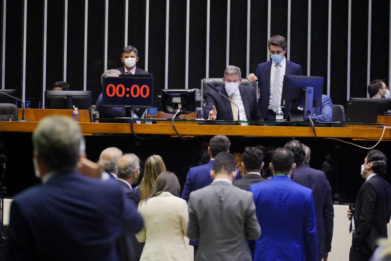 Vacina comprada pelo setor privado deve ser doada ao SUS