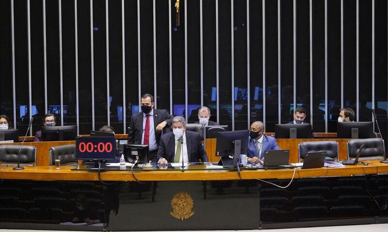 Deputados aprovam a MP que viabiliza privatização da Eletrobras