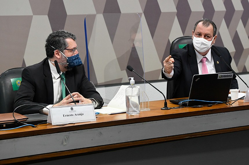 Ernesto Araújo diz que não prejudicou compra de vacinas