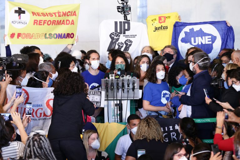 Oposição apresenta “superpedido” de impeachment de Bolsonaro