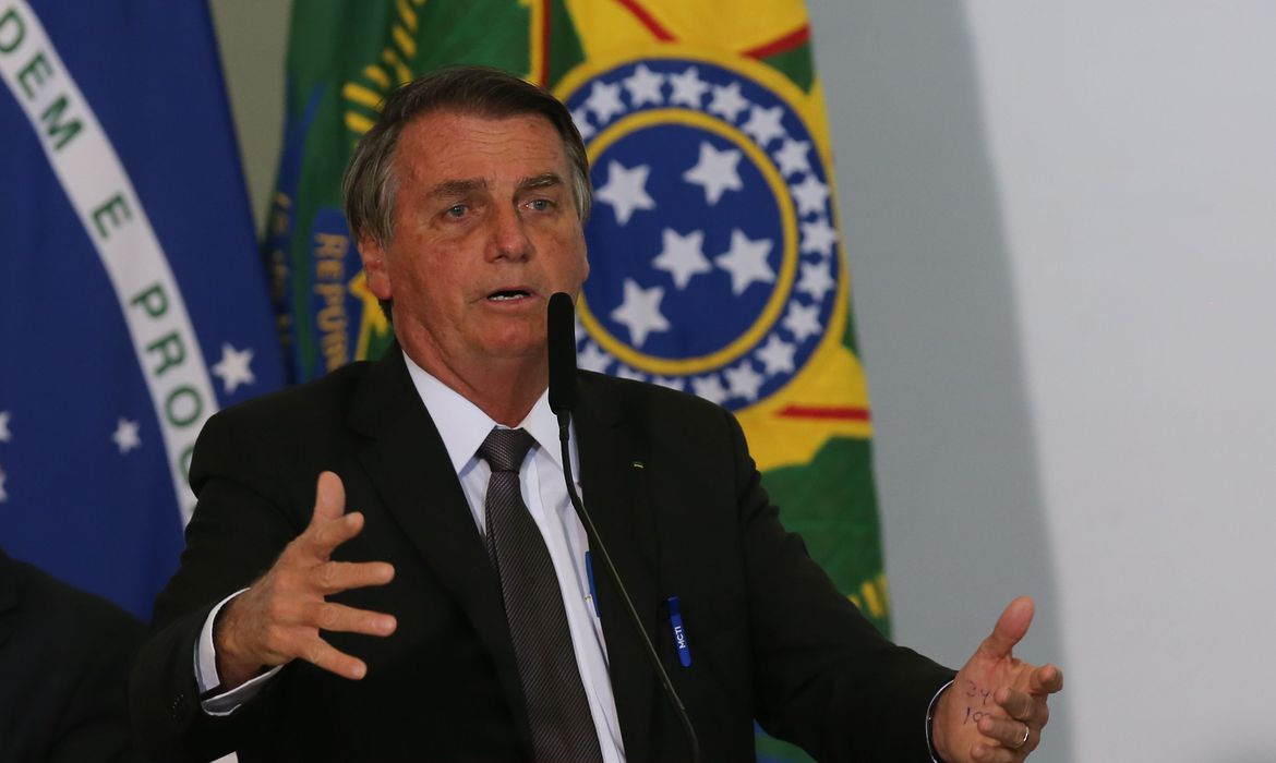 Bolsonaro é internado e passa por exames para investigar soluços