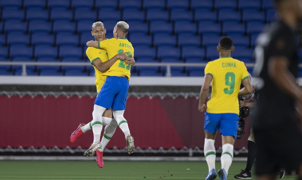 Richarlison brilha e Brasil vence Alemanha na estreia
