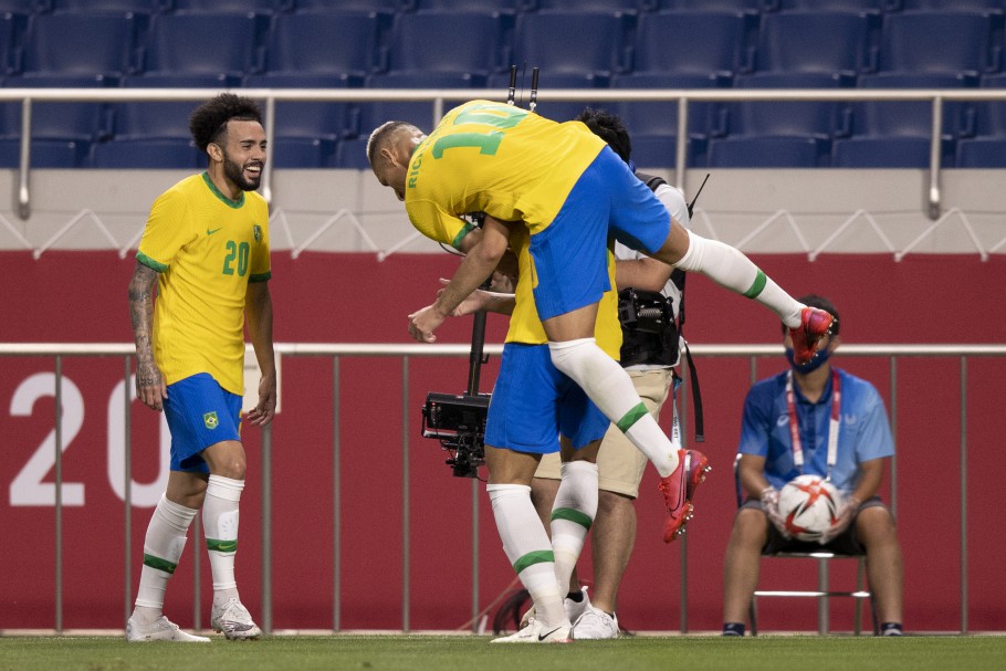 Futebol na semifinal, medalha no tênis e mais resultados do Brasil