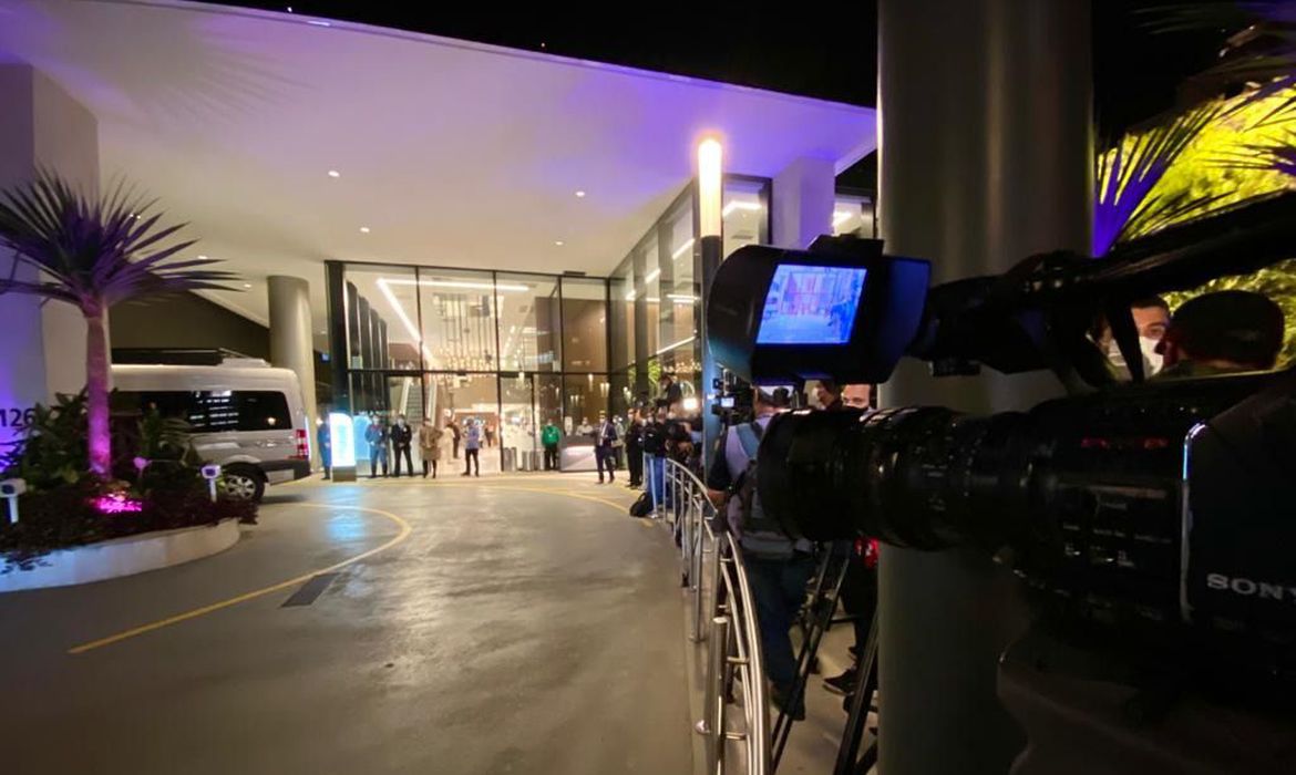 Bolsonaro tem melhora no quadro clínico, mas sem previsão de alta