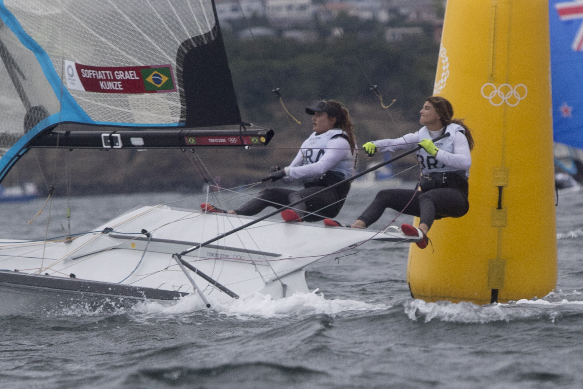 Martine Grael e Kahena Kunze são bicampeãs olímpicas em Tóquio