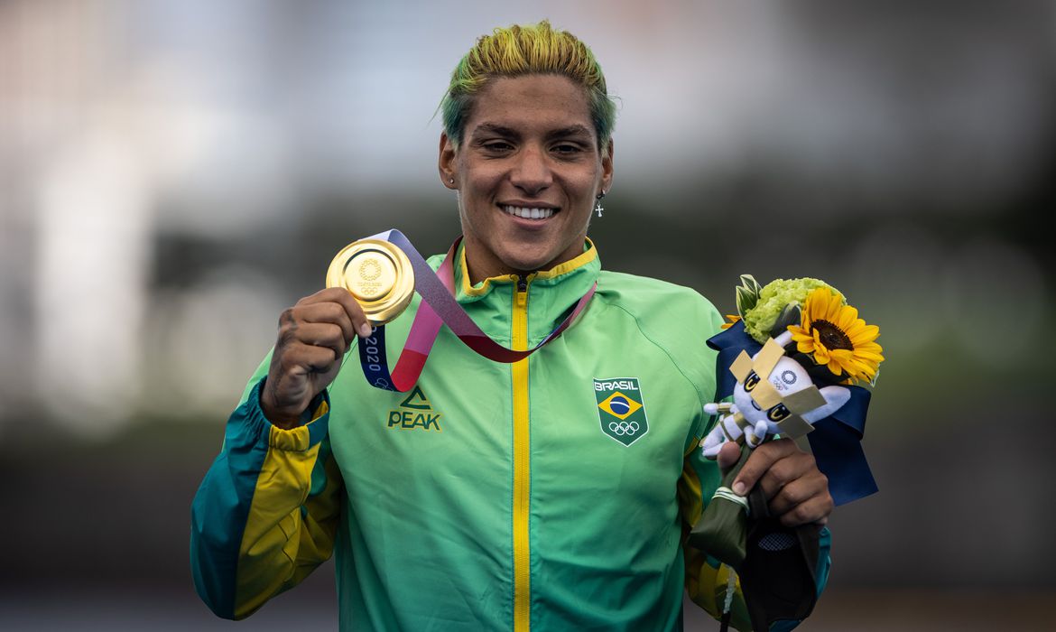 Ana Marcela Cunha é ouro na maratona aquática em Tóquio