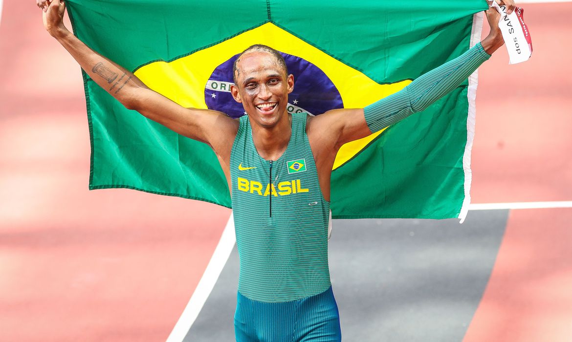 Alison dos Santos ganha bronze nos 400 metros com barreiras