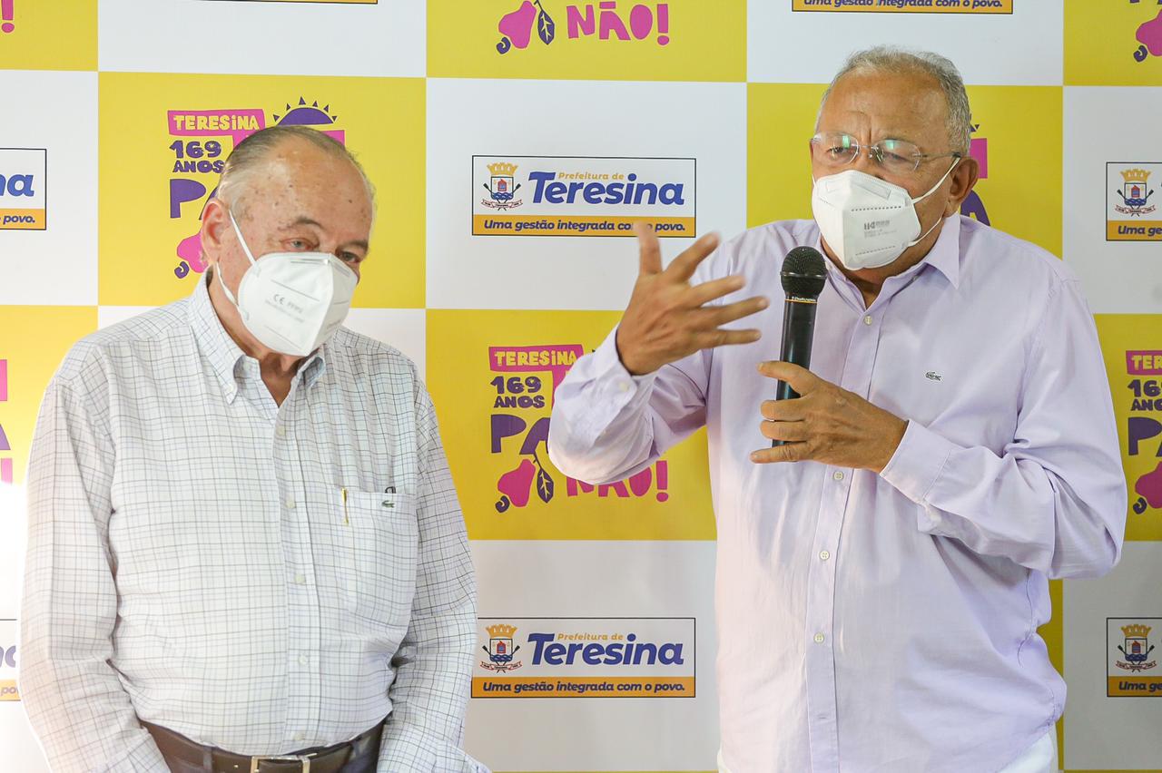 Dr. Pessoa entrega cestas básicas para famílias carentes