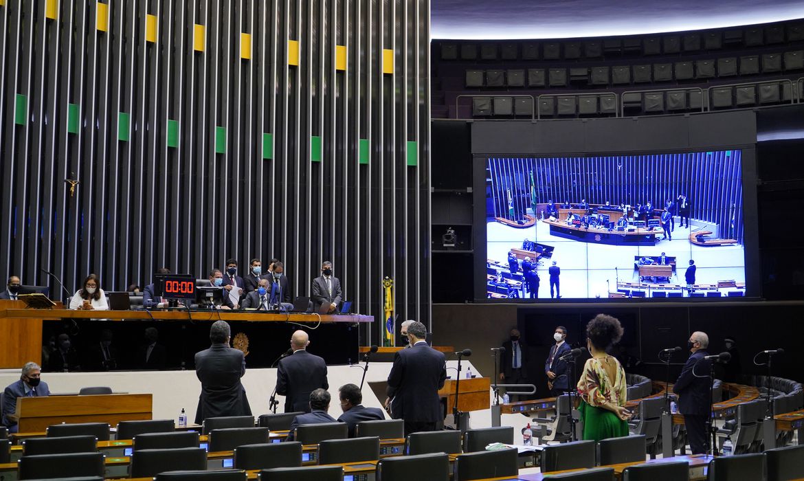 Sem distritão, Câmara aprova texto da PEC da reforma eleitoral