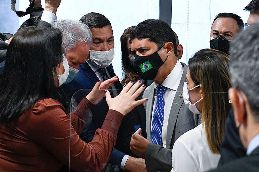 Na CPI, ministro chama Tebet de “descontrolada” e provoca tumulto