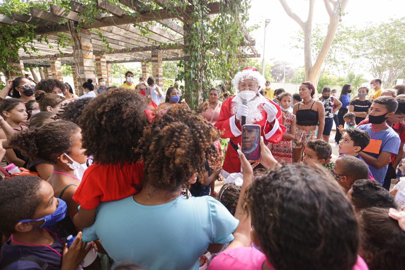 Dr. Pessoa se veste de Papai Noel e distribui brinquedos