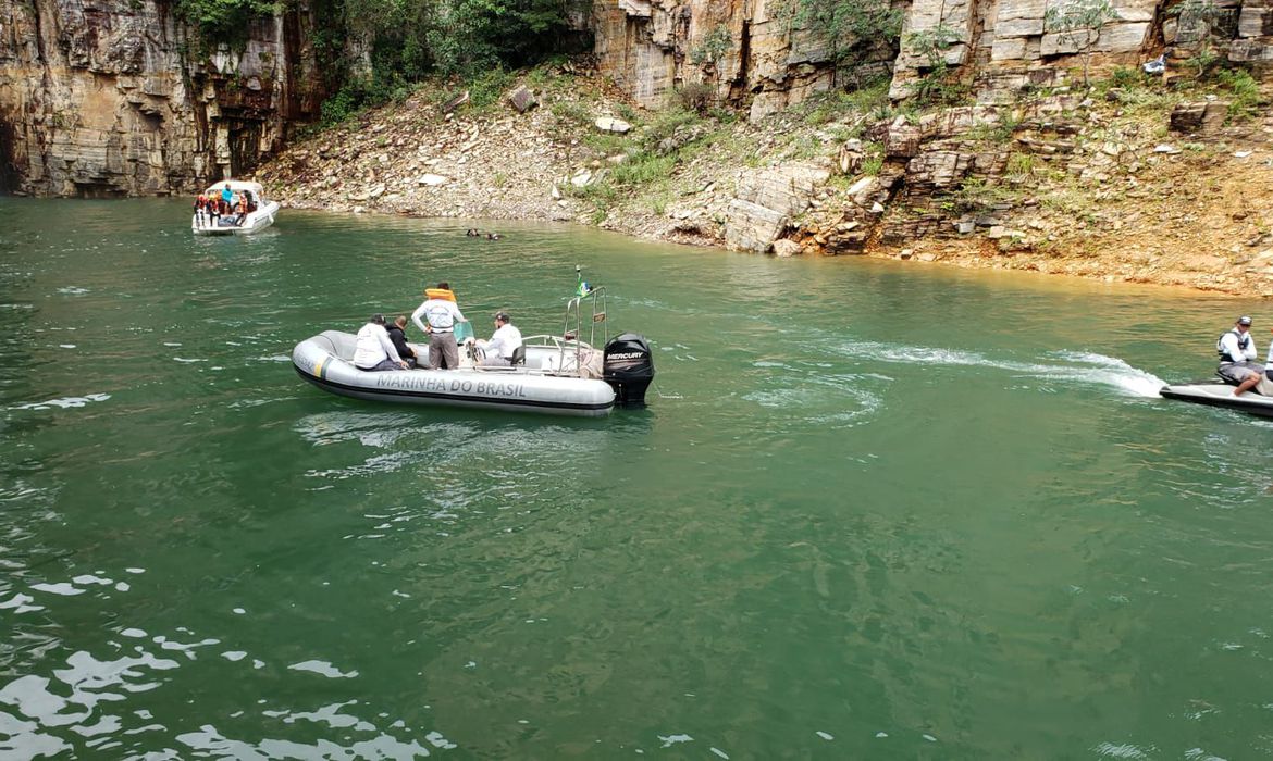 Desabamento de rocha em MG atinge lanchas e deixa sete mortos