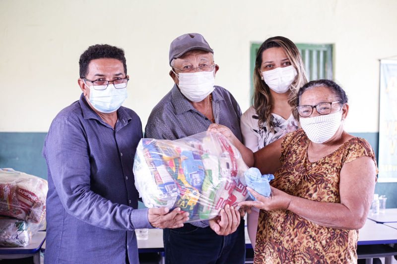 Dr. Pessoa entrega cestas básicas para famílias no Água Mineral