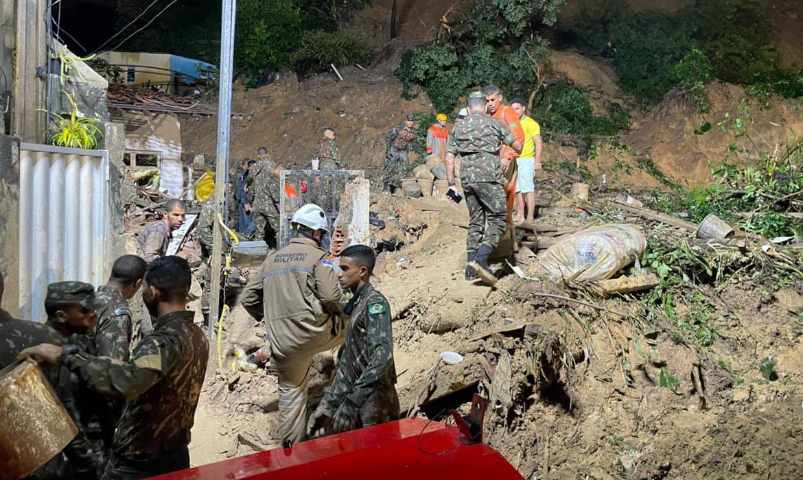 Governo atualiza para 56 número de mortos em Pernambuco