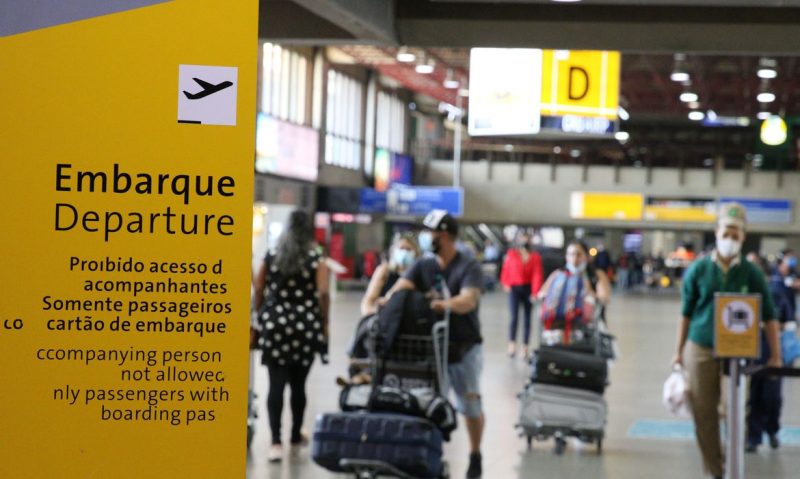 Anvisa desobriga uso de máscaras em aviões