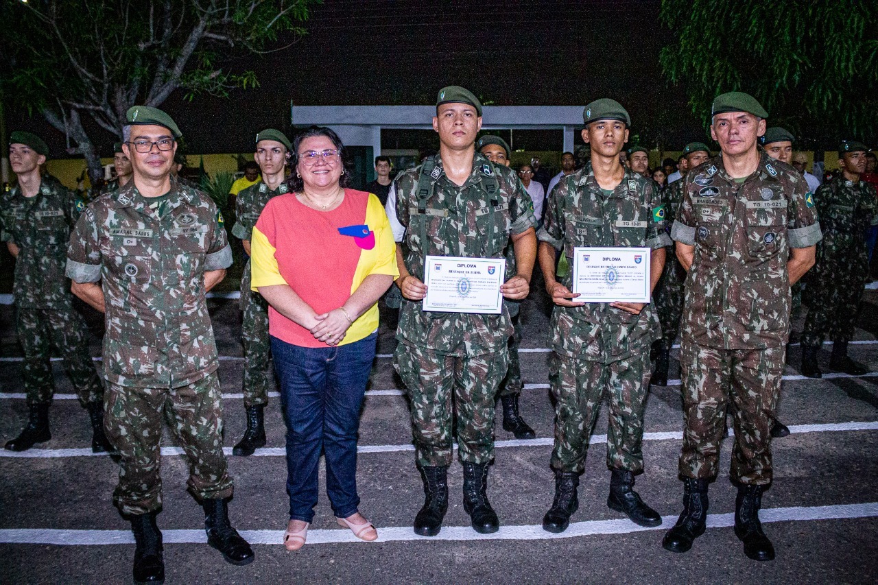Prefeita de Piripiri participa de solenidade do Tiro de Guerra