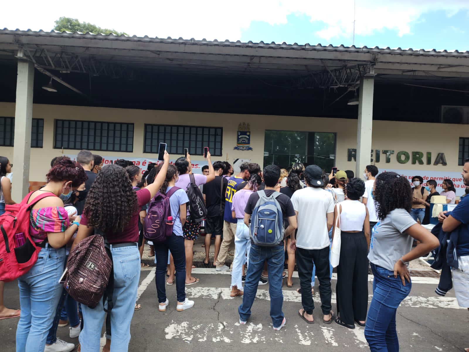Estudantes ocupam reitoria da UFPI para cobrar segurança no campus