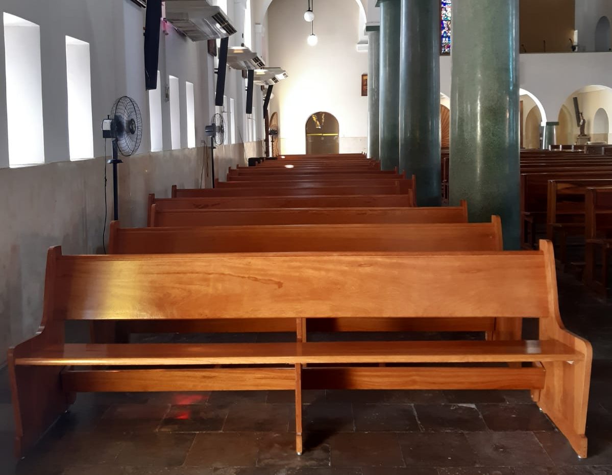 Paróquia de Nossa Senhora dos Remédios recebe novos bancos para Igreja Matriz