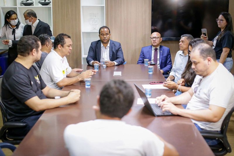 Câmara e Alepi recebem comissão de trabalhadores por aplicativos
