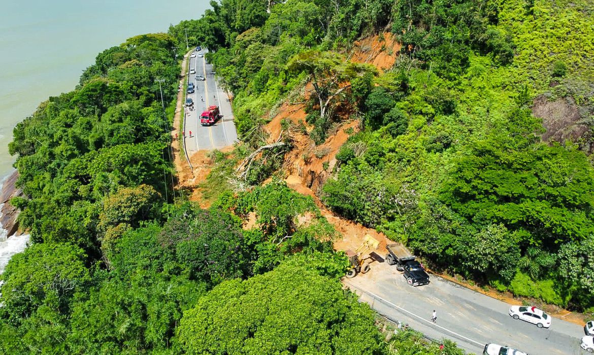 Chuva causa mortes em SP e governo decreta emergência