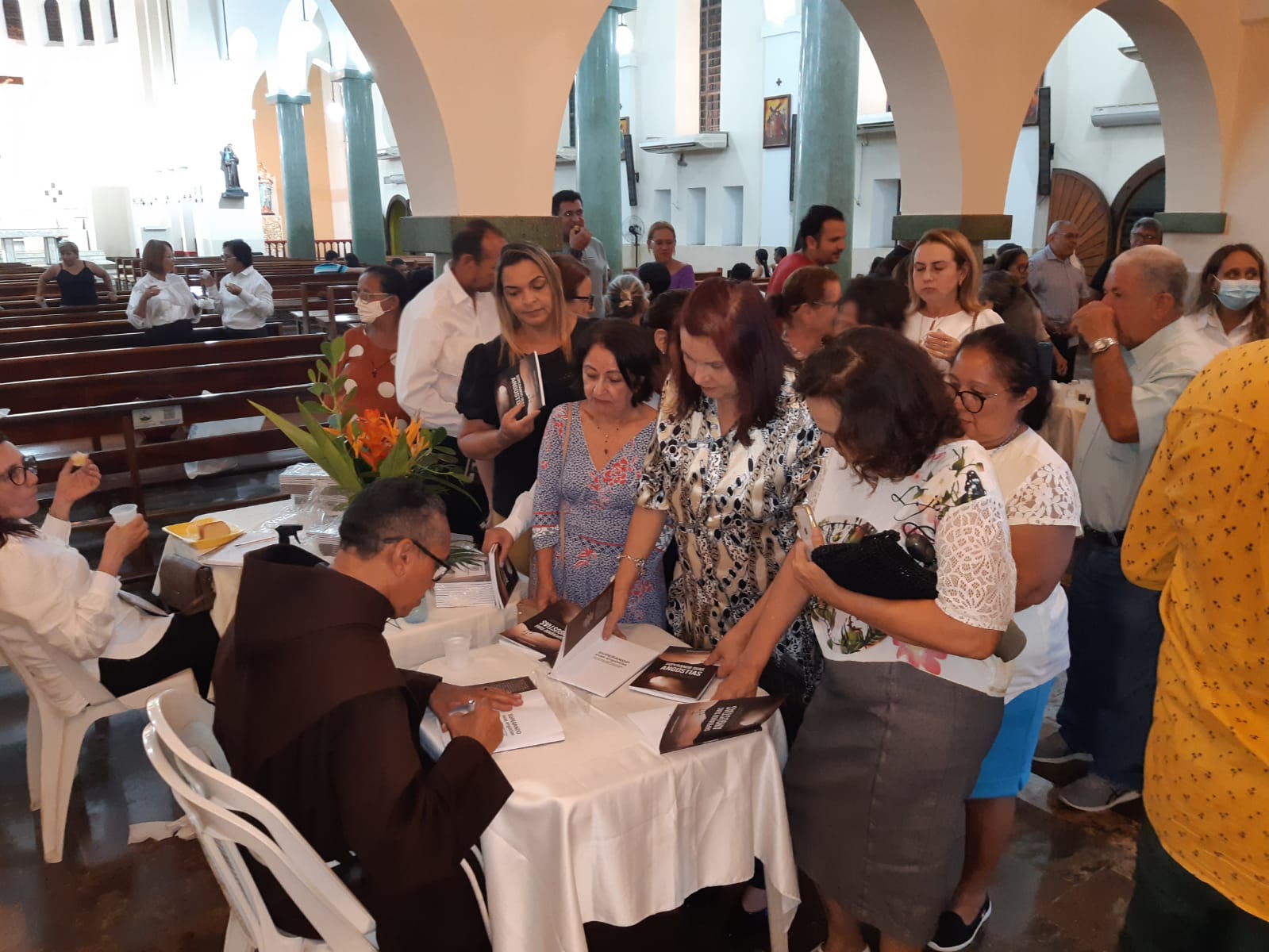 Frei Leandro faz lançamento do 6º livro, “Superando suas angústias”, em Piripiri