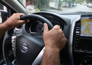 Motoristas de aplicativos, como Uber e 99, fazem greve em todo o país