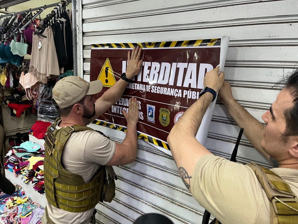 Polícia interdita lojas no shopping e causa protesto