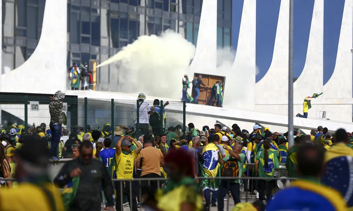 Nove em cada dez brasileiros reprovam invasões do dia 8 de janeiro, diz pesquisa
