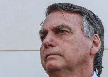 STF determina que ex-presidente Bolsonaro entregue passaporte à Justiça
