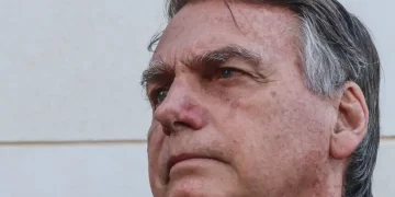 STF determina que ex-presidente Bolsonaro entregue passaporte à Justiça