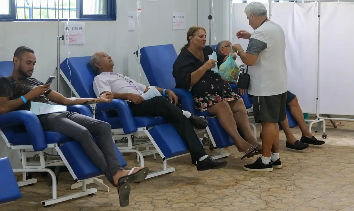 Entenda diferença dos sintomas de dengue e da covid-19