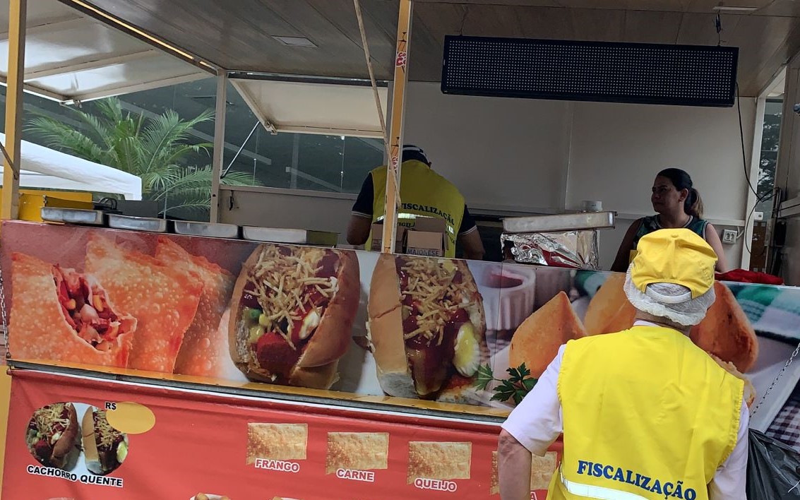 Vigilância fiscaliza alimentos vendidos no Carnaval