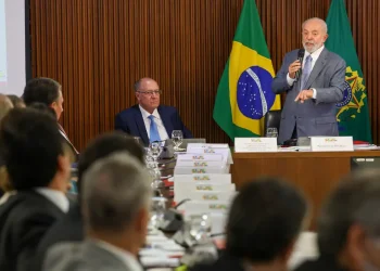 Em reunião ministerial, Lula diz que “falta muito para se fazer” e cita defasagem de servidores