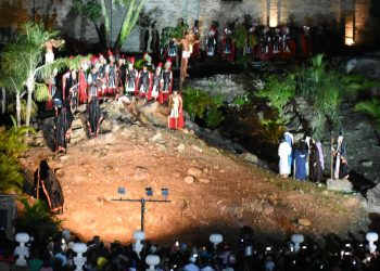Encenação da “Paixão de Cristo” emociona público em Floriano