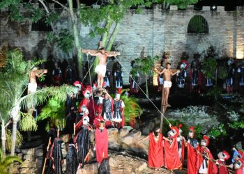 Encenação da “Paixão de Cristo” emociona público em Floriano