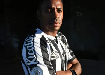 Robinho passa noite na cadeia e ficará em isolamento por uma semana
